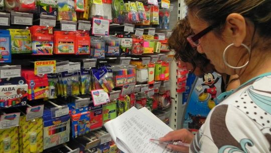 Golpe al bolsillo: padres se organizan en compras mayoristas para afrontar el costo de los útiles en Córdoba