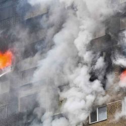 Los rescatistas ucranianos extinguen un incendio en un edificio residencial tras un ataque con misiles en Kiev, en medio de la invasión rusa de Ucrania. Foto de Sergei SUPINSKY / AFP  | Foto:AFP