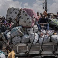 La gente viaja en un camión mientras huyen del territorio de Masisi tras los enfrentamientos entre los rebeldes y las fuerzas gubernamentales, en una carretera cerca de Sake. Foto de Aubin Mukoni / AFP | Foto:AFP