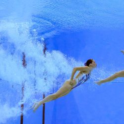 Nadadoras, de Nueva Zelanda, compiten en el evento de natación artística libre a dúo femenino del Grupo B durante el Campeonato Mundial de Deportes Acuáticos. Doha. Foto de OLI SCARFF / AFP | Foto:AFP