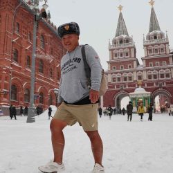 Un turista camina por el centro de Moscú frente a la Plaza Roja durante una fuerte nevada. Foto de Vera Savina / AFP | Foto:AFP