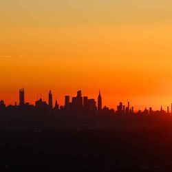 El sol sale sobre el centro de Manhattan en una vista desde West Orange, Nueva Jersey. Foto de Charly TRIBALLEAU / AFP | Foto:AFP