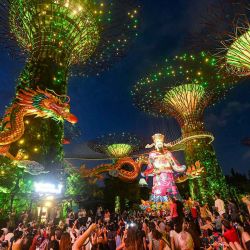 Los visitantes ven un espectáculo con esculturas de un dragón y un dios de la fortuna alrededor del observatorio Supertrees en Gardens by the Bay en Singapur. Foto de Roslan RAHMAN / AFP | Foto:AFP