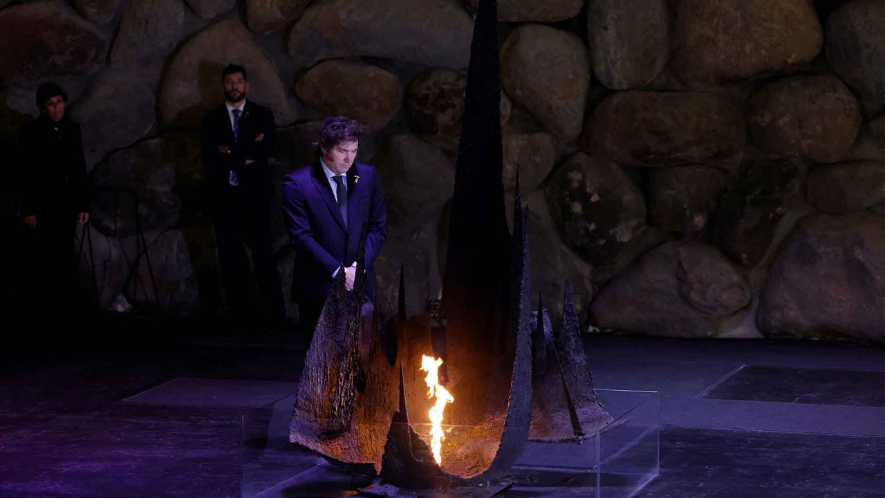 El presidente de Argentina, Javier Milei, después de colocar una corona cerca de la llama eterna en el Salón del Recuerdo, Museo Conmemorativo del Holocausto Yad Vashem en Jerusalén.Foto RONALDO SCHEMIDT/AFP | Foto:AFP