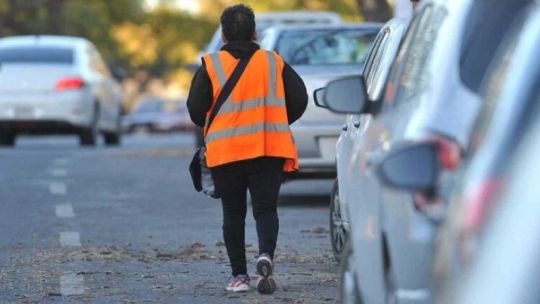 Buscan prohibir la actividad de los “Naranjitas” y cuidacoches en Cordoba