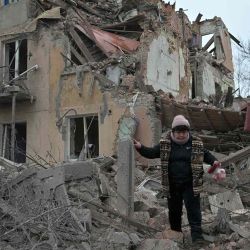 Una mujer camina entre los escombros de un edificio residencial parcialmente destruido por un ataque con misiles en la ciudad de Selydove, región de Donetsk. Foto de Genya SAVILOV / AFP | Foto:AFP