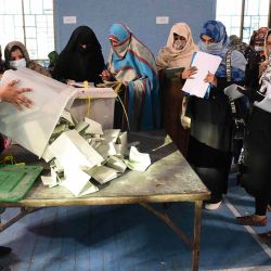 El personal electoral abre las urnas en presencia de agentes electorales de varios partidos políticos cuando comienzan a contar los votos al final de las elecciones nacionales del país en Quetta. Foto de Banaras KHAN / AFP  | Foto:AFP