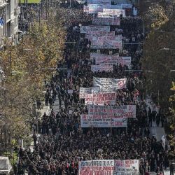 Los estudiantes gritan consignas y sostienen pancartas mientras participan en una manifestación contra los planes del gobierno para las universidades privadas, en Atenas. Foto de Aris MESSINIS / AFP | Foto:AFP
