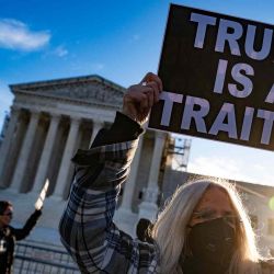 Los manifestantes anti-Trump protestan frente a la Corte Suprema de los Estados Unidos, en Washington, DC. Foto de ROBERTO SCHMIDT / AFP | Foto:AFP