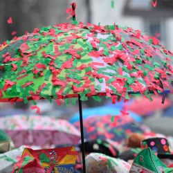 Los juerguistas se encuentran bajo un paraguas cubierto de confeti durante el inicio de la temporada de carnaval en el Día del Carnaval de la Mujer en Colonia, Alemania occidental. Foto de Sascha Schuermann / AFP | Foto:AFP