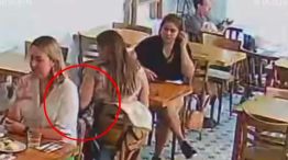 Robo en un bar de Palermo: simularon ser clientas y le sacaron el teléfono de la cartera a una mujer