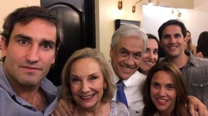 Sebastián Piñera junto a sus hijos y su esposa