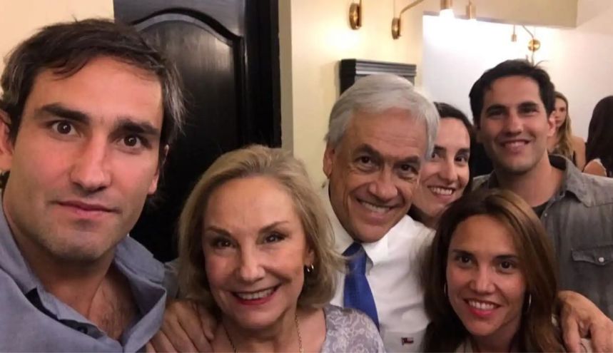 Sebastián Piñera junto a sus hijos y su esposa