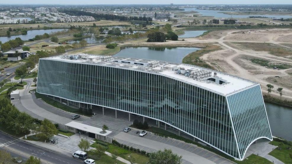 Un edificio ultramoderno de oficinas corporativas declarado como baldío
