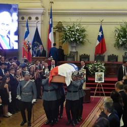 Carabineros transportan el ataúd del fallecido expresidente de Chile Sebastián Piñera durante su funeral de estado en el Palacio del Congreso Nacional en Santiago. Foto de Pablo Vera/AFP | Foto:AFP