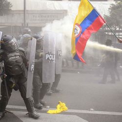 Manifestantes chocan con agentes de la policía antidisturbios durante una manifestación de apoyo al presidente colombiano Gustavo Petro en Bogotá. Foto de Daniel Muñoz / AFP | Foto:AFP