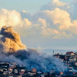 El humo sale del lugar de un ataque aéreo israelí en la aldea de Khiam, en el sur del Líbano, cerca de la frontera con Israel. Foto de Rabih DAHER / AFP | Foto:AFP