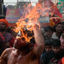 Una bailarin realiza un acto de escupir fuego durante una procesión para conmemorar el 669.º aniversario del nacimiento del gurú hindú Bawa Lal Dayal en Amritsar. Foto de Narinder NANU / AFP | Foto:AFP
