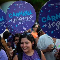 Trabajadores del Ayuntamiento de Río de Janeiro promueven una campaña por un carnaval más seguro para las mujeres durante el desfile de Loucura Suburbana,en los suburbios de Río de Janeiro, Brasil. Foto de MAURO PIMENTEL/AFP | Foto:AFP