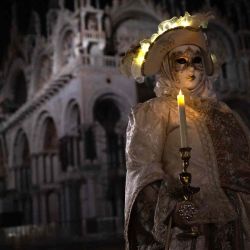 Juerguista enmascarado con trajes de época posa durante el tradicional Carnaval de Venecia. Foto de MARCO BERTORELLO / AFP | Foto:AFP