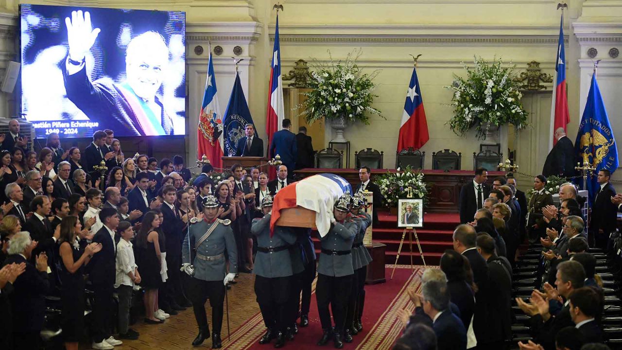 Carabineros transportan el ataúd del fallecido expresidente de Chile Sebastián Piñera durante su funeral de estado en el Palacio del Congreso Nacional en Santiago. Foto de Pablo Vera/AFP | Foto:AFP