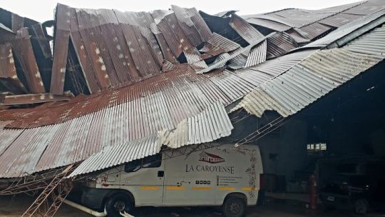 Colonia Caroya: por el temporal voló el techo del depósito de la bodega La Caroyense