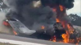 Arde el avión que se estrelló en una autopista en Estados Unidos. Hubo dos muertos.