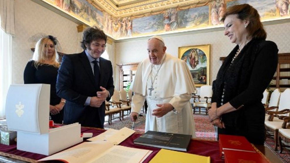 Javier Milei sorprendió al Papa Francisco con tres obsequios en el Vaticano  | Perfil