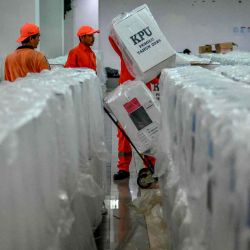 Los funcionarios transportan urnas para distribuirlas a los lugares de votación en Yakarta. Foto de BAHÍA ISMOYO / AFP | Foto:AFP