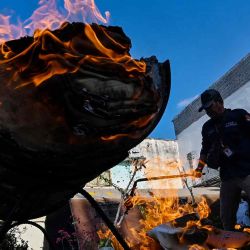 Los funcionarios electorales queman las papeletas excedentes y dañadas en vísperas de las elecciones presidenciales y legislativas de Indonesia en Banda Aceh. Foto de CHAIDEER MAHYUDDIN / AFP | Foto:AFP