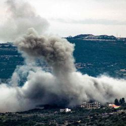 El humo se eleva tras el bombardeo israelí en la aldea de Shihin, en el sur del Líbano, cerca de la frontera con Israel. Foto de KAWNAT HAJU / AFP | Foto:AFP