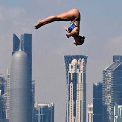 La francesa Madeleine Bayon compite en la prueba femenina de saltos de 20 m de altura durante el Campeonato Mundial de Deportes Acuáticos, Doha. Foto de SEBASTIEN BOZON / AFP | Foto:AFP