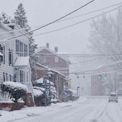 Un automóvil circula por Main Street mientras cae nieve en Tappan, Nueva York. Foto de Kena Betancur / AFP | Foto:AFP