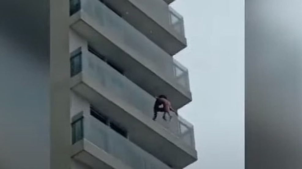 Mujer colgando del séptimo piso en Mar Del Plata