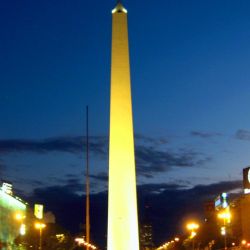 El Obelisco de amarillo para visibilizar la lucha contra el cáncer infantil.  | Foto:CEDOC
