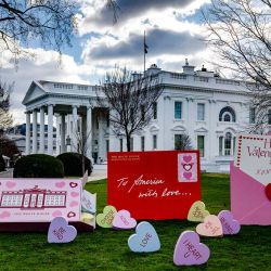 Decoraciones del día de San Valentín en el jardín norte de la Casa Blanca en Washington, DC. Foto de Jim WATSON / AFP | Foto:AFP