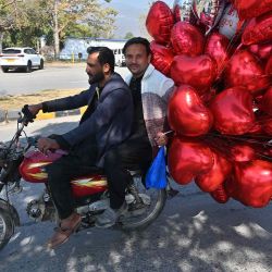 Los hombres andan en bicicleta después de comprar globos en forma de corazón en un mercado de flores el día de San Valentín en Islamabad. Foto de Farooq NAEEM / AFP | Foto:AFP