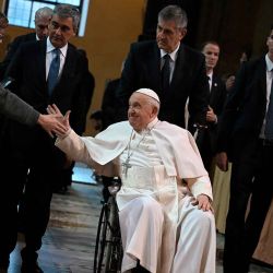 El Papa Francisco saluda a los fieles cuando llega a la celebración de la misa del Miércoles de Ceniza. Foto de Tiziana FABI / AFP | Foto:AFP