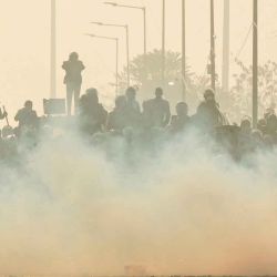La policía y el personal de la Fuerza de Acción Rápida (RAF) disparan gases lacrimógenos y bloquean una carretera para impedir que los agricultores marchen hacia Nueva Delhi. Foto de Narinder NANU / AFP  | Foto:AFP