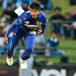 Pramod Madushan de Sri Lanka lanza una pelota durante el tercer y último partido de cricket internacional (ODI) entre Sri Lanka y Afganistán. Foto de Ishara S. KODIKARA / AFP  | Foto:AFP