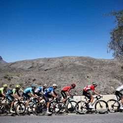 El ciclista británico del equipo UAE Emirates, Adam Yates (2do-R), viaja con el grupo durante la quinta etapa de la carrera ciclista Tour de Omán. Foto de Anne -Christine POUJOULAT / AFP | Foto:AFP