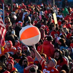 Los fanáticos de los Kansas City Chiefs esperan el desfile de la victoria de los Chiefs en el Super Bowl LVIII en Kansas City, Missouri. Foto de ANDREW CABALLERO-REYNOLDS / AFP  | Foto:AFP