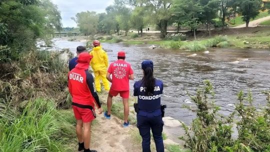 Córdoba: una pareja fallecida y un desaparecido arrastrados por las crecidas del río