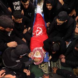 Los dolientes palestinos ante el cuerpo de Nihil Ziad Breighith, de 17 años, que murió a causa de las heridas sufridas durante una incursión israelí, funeral en la aldea de Beit Ummar. Foto por HAZEM BADER / AFP  | Foto:AFP