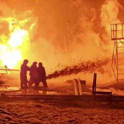 Un ataque nocturno con drones ucranianos incendió un depósito de petróleo ruso en la región de Kursk, y los bomberos trabajan. Foto de AFP | Foto:AFP