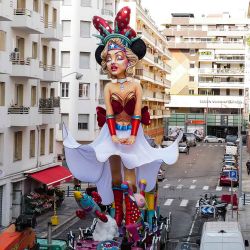 La "Reina del Carnaval" durante los preparativos para el próximo Carnaval de Niza de 2024 en la Maison du Carnaval en la ciudad de Niza, en la Riviera francesa. Foto de Valery HACHE / AFP  | Foto:AFP