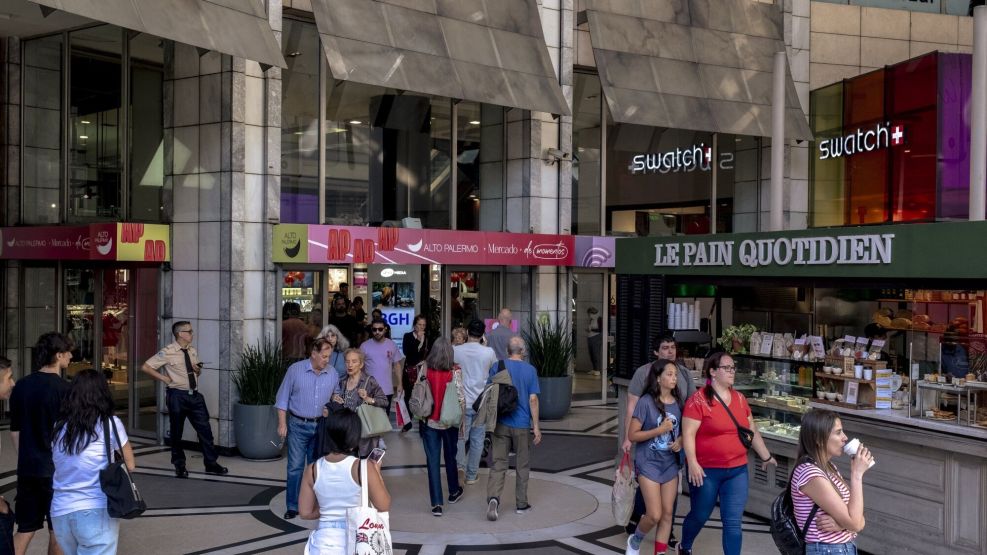 Shoppers Ahead of Argentina's Inflation Report