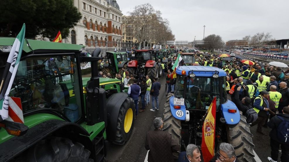 Agricultores españoles protestan en el centro de Madrid