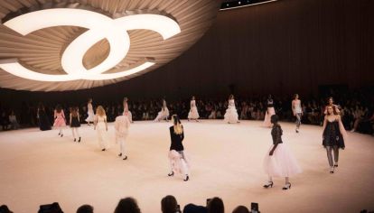 Desde París la colección de Alta Costura Primavera Verano 2024 de Chanel vuela al New York Fashion Week consolidando la tendencia de la danza clásica.
