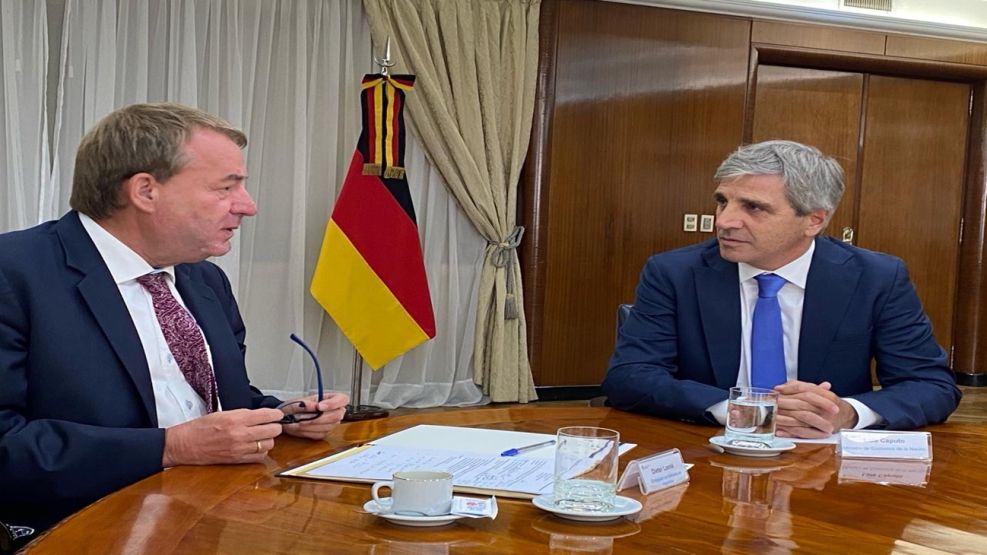 Reunión entre el ministro de economía, Luis Caputo y el embajador alemán en Argentina, Dieter Lamlé 